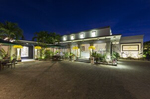 Bagian depan properti - sore/malam
