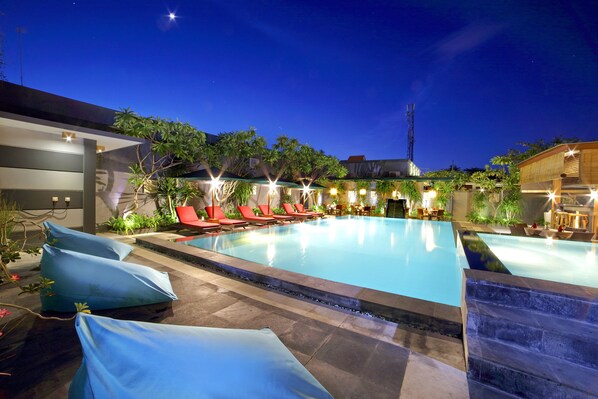 Kolam renang outdoor, dengan payung kolam renang dan kursi berjemur