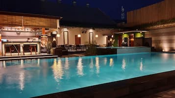Außenpool, geöffnet von 07:00 Uhr bis 22:00 Uhr, Sonnenschirme