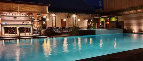 Kolam renang outdoor, dengan payung kolam renang dan kursi berjemur