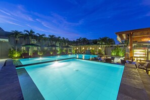 Piscine extérieure, parasols de plage, chaises longues