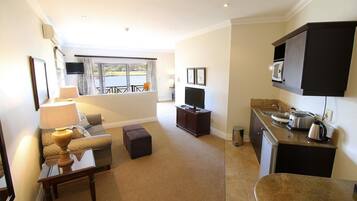 Ropa de cama de alta calidad y caja de seguridad en la habitación