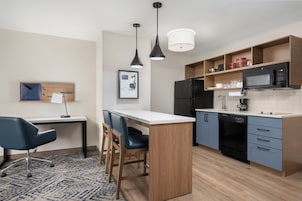 Refrigerador con freezer, microondas, placa de cocina, lavavajillas