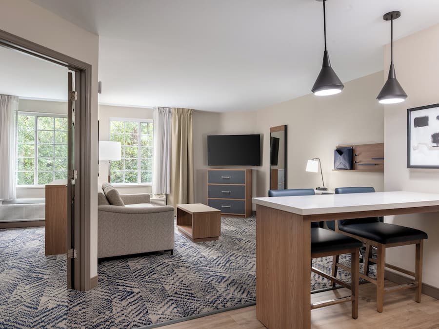 Premium bedding, in-room safe, desk, laptop workspace