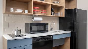 Full-size fridge, microwave, stovetop, dishwasher