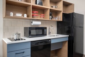 Frigorífic gran, microones, placa de cuina i rentaplats 