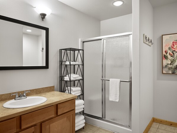 Bathroom - Obertal Inn (Leavenworth)
