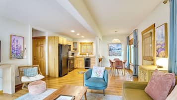 Romantisk småhus, 1 soverom, spabadekar, hageområde (Breakfast Not Included) | Oppholdsområde | En 50-tommers Flatskjerm-TV med digitale kanaler samt TV