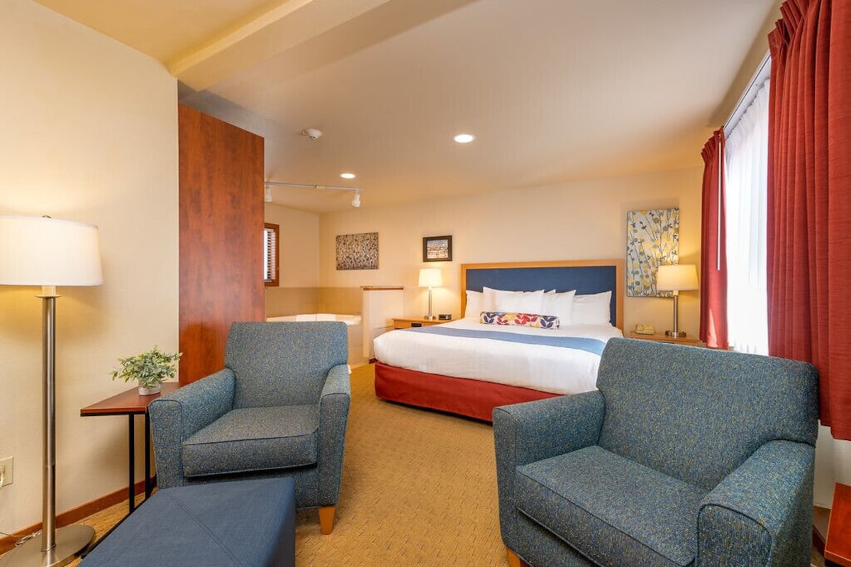 Deluxe Fireplace King Jacuzzi Obertal Inn Room | 1 bedroom, premium bedding, blackout drapes, travel crib