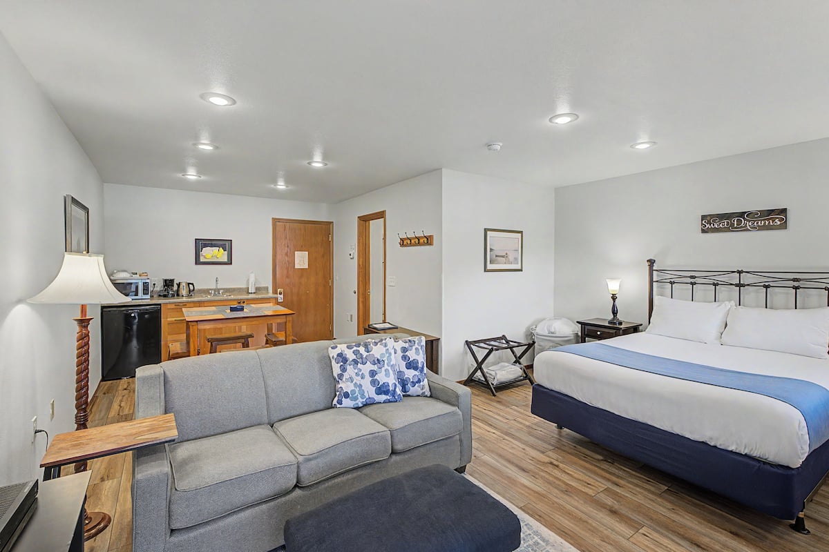 Dream Suites 1 (Breakfast Not Included) | Área de estar | TV de tela plana 50 polegadas com canais digitais, TV