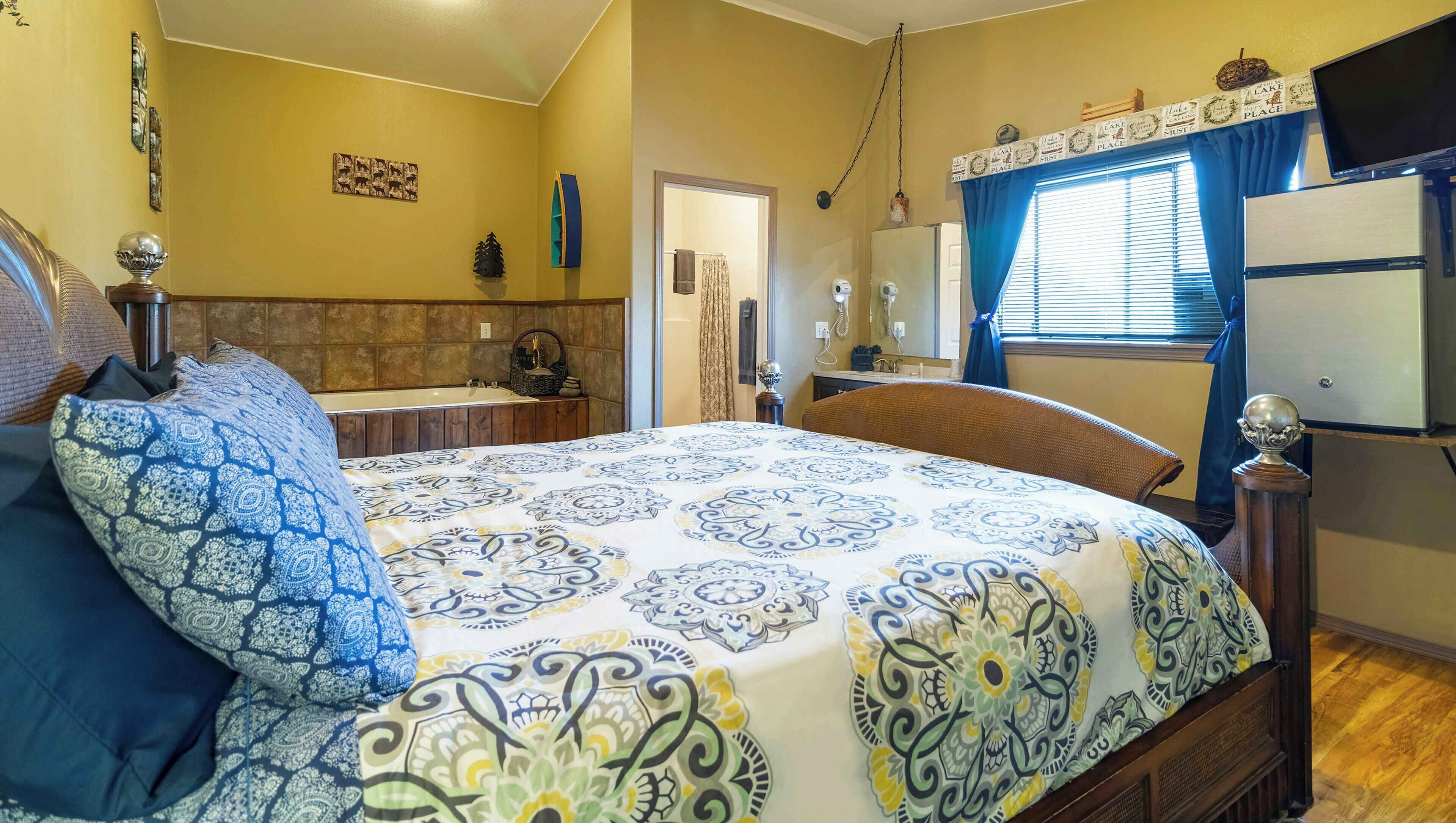 Quarto com cama, banheiro, sala de jantar e cozinha.