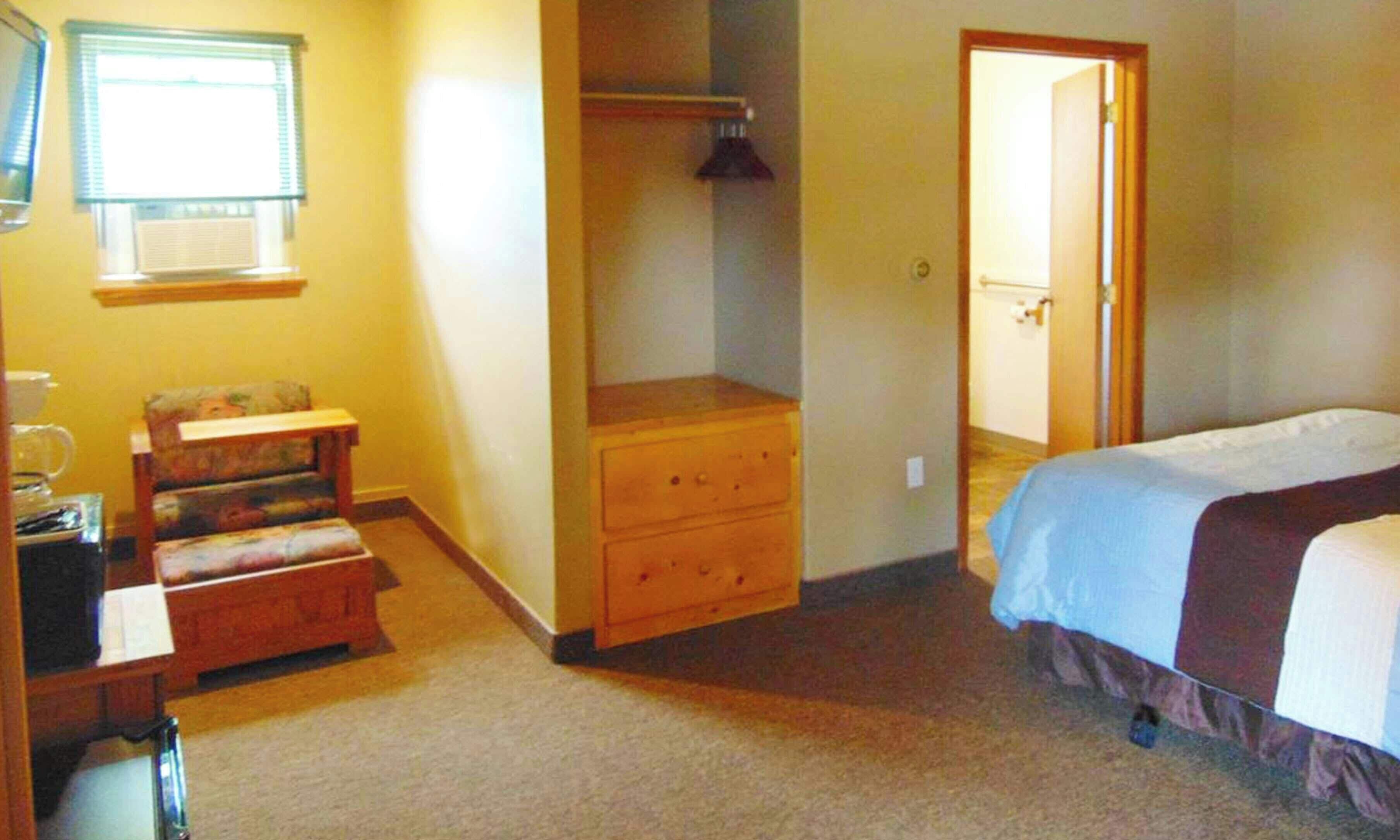 Room, 1 Queen Bed, Accessible, Non Smoking (Refrigerator & Microwave)