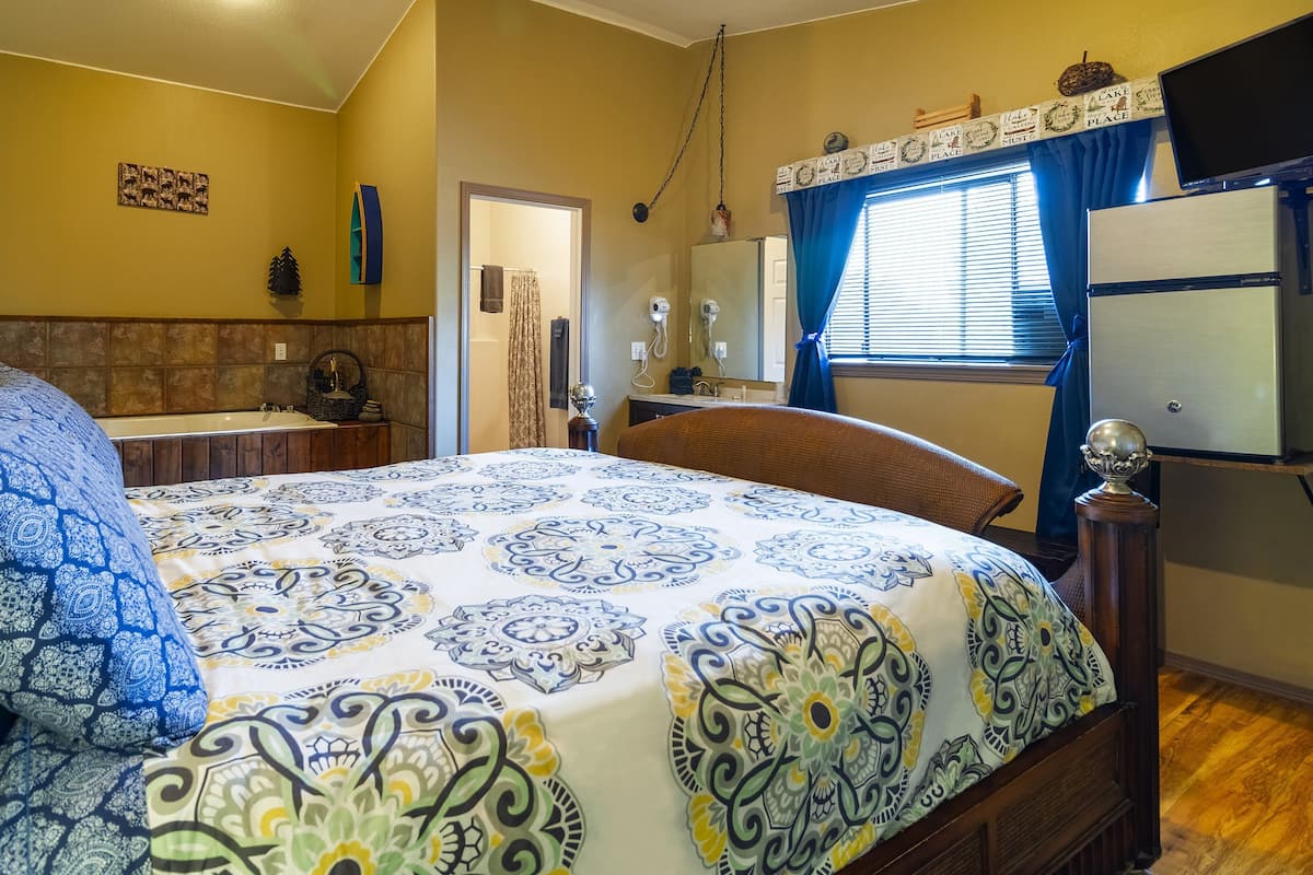 Huisje, 1 kingsize bed, niet-roken, bubbelbad (King Cabin) | Verduisterende gordijnen, een strijkplank/strijkijzer, extra bedden