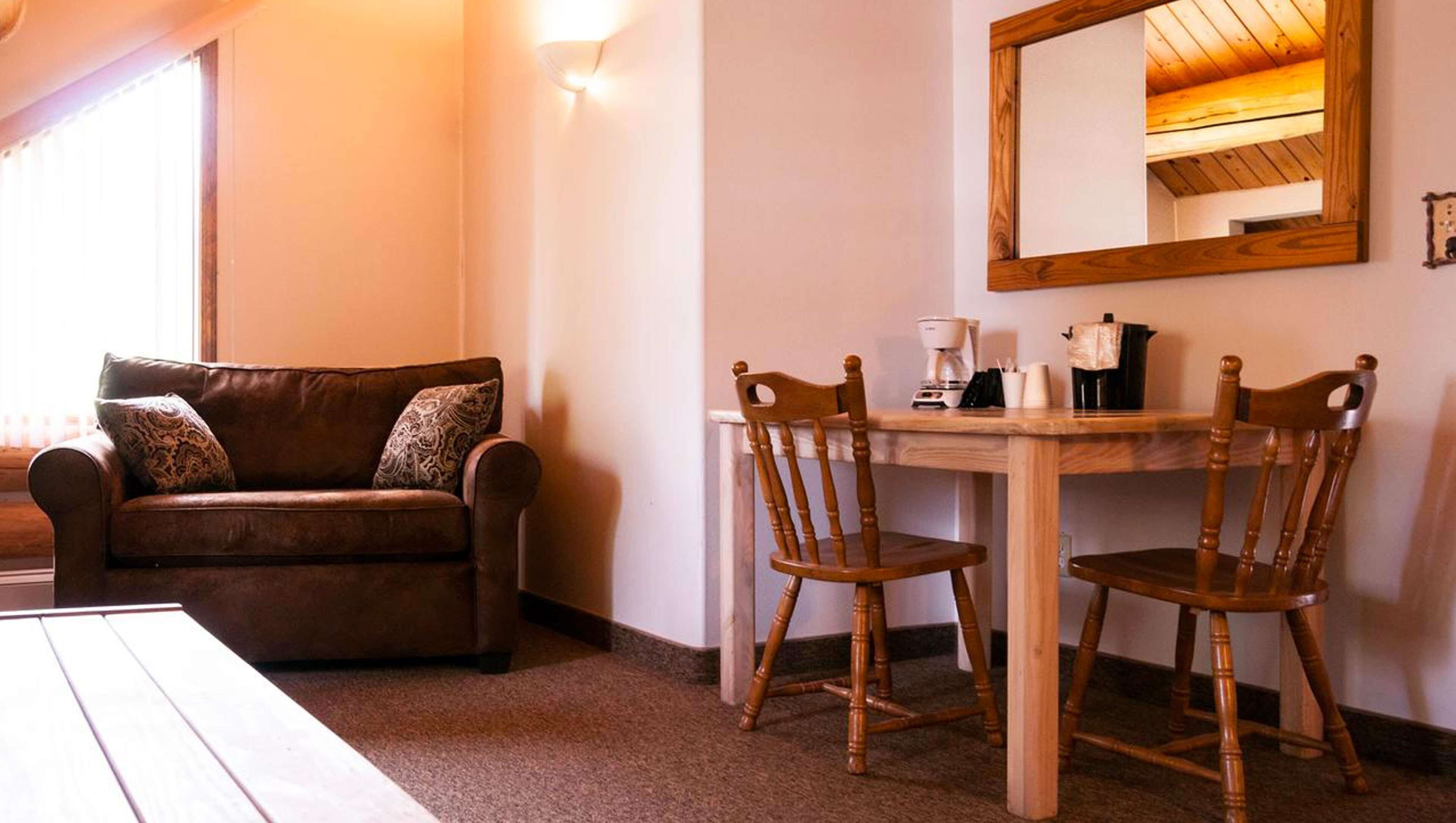 Cortinas blackout, tabla de planchar con plancha y camas extra 