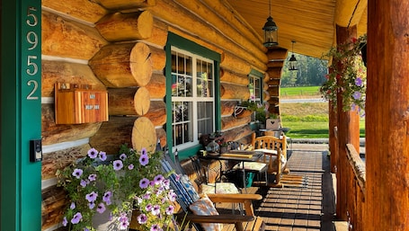 Porche. Dodge Peak Lodge