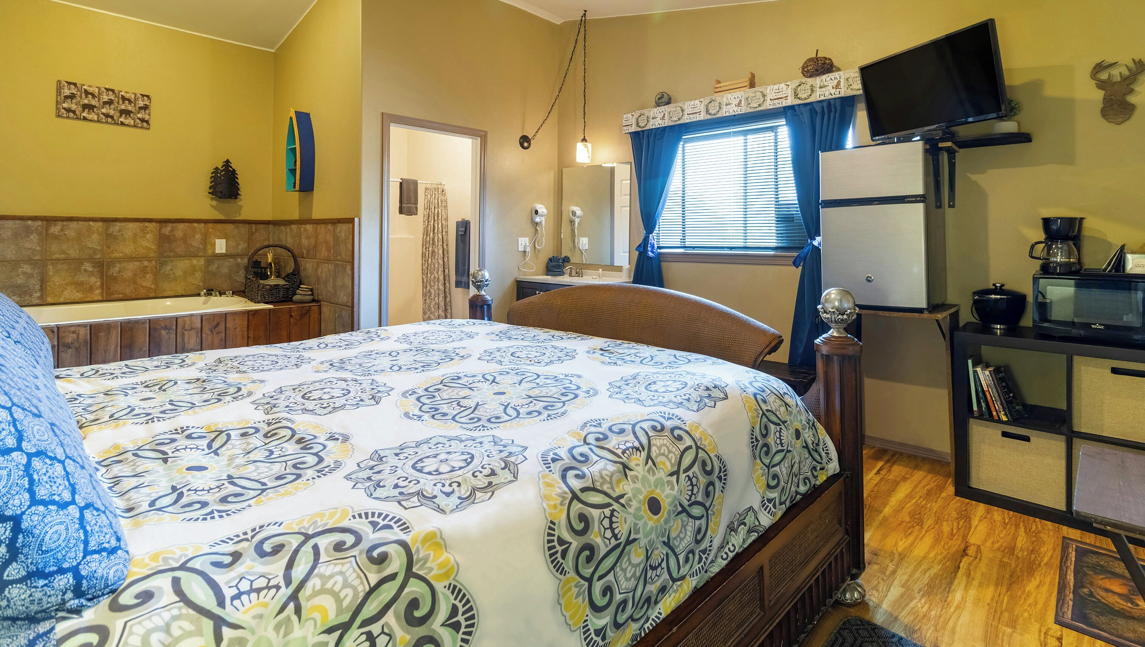 Cabin, 1 King Bed, Non Smoking, Jetted Tub (King Cabin) | Blackout drapes, iron/ironing board, rollaway beds, bed sheets