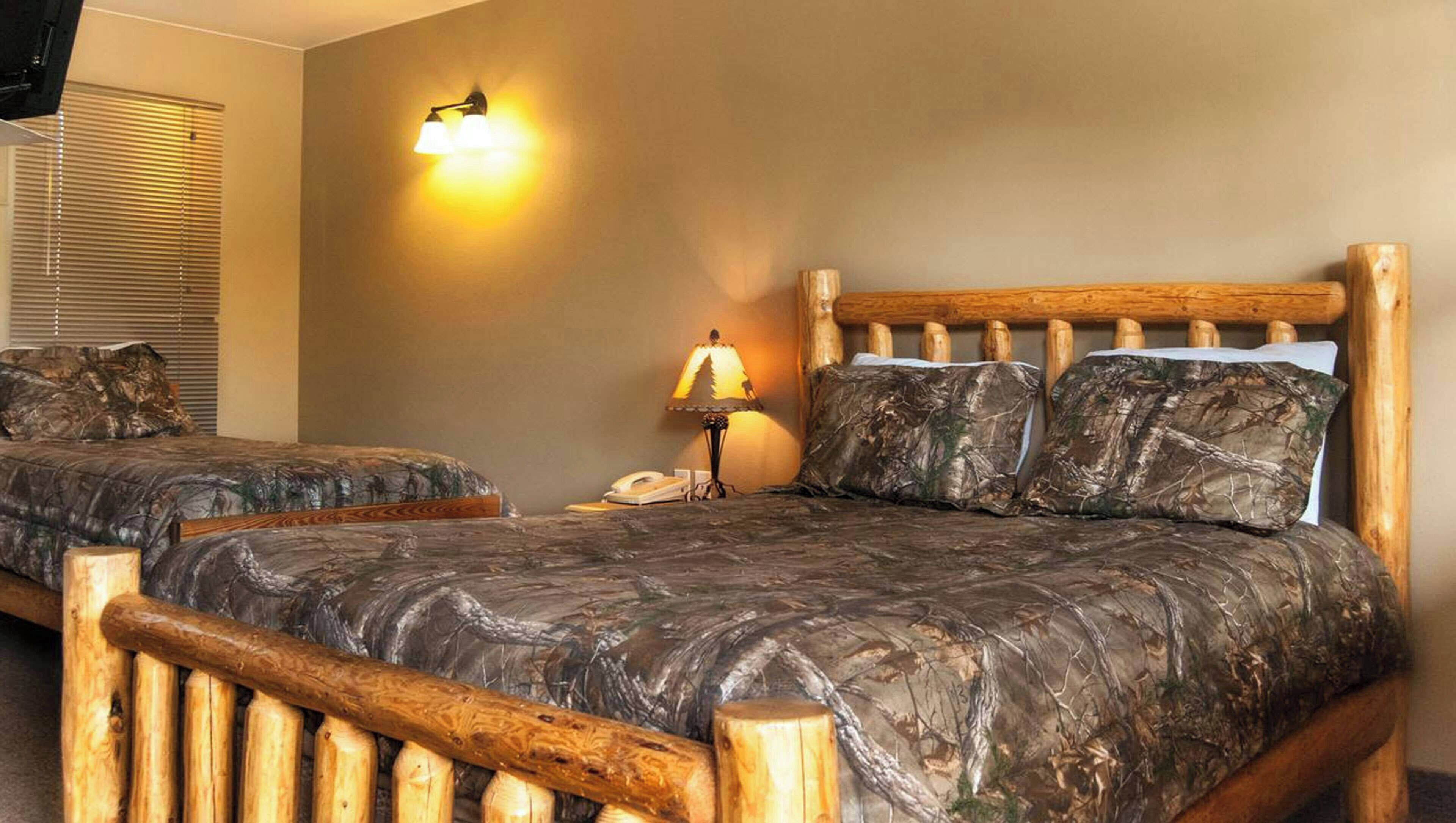 1 Queen Bed and Twin Bed West Wing