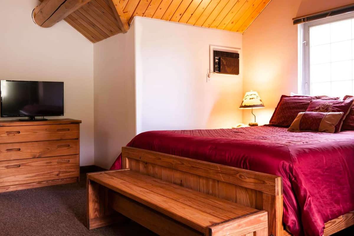Deluxe kamer, 1 queensize bed met slaapbank, niet-roken, koelkast en magnetron (Non Pet Friendly) | Verduisterende gordijnen, een strijkplank/strijkijzer, extra bedden