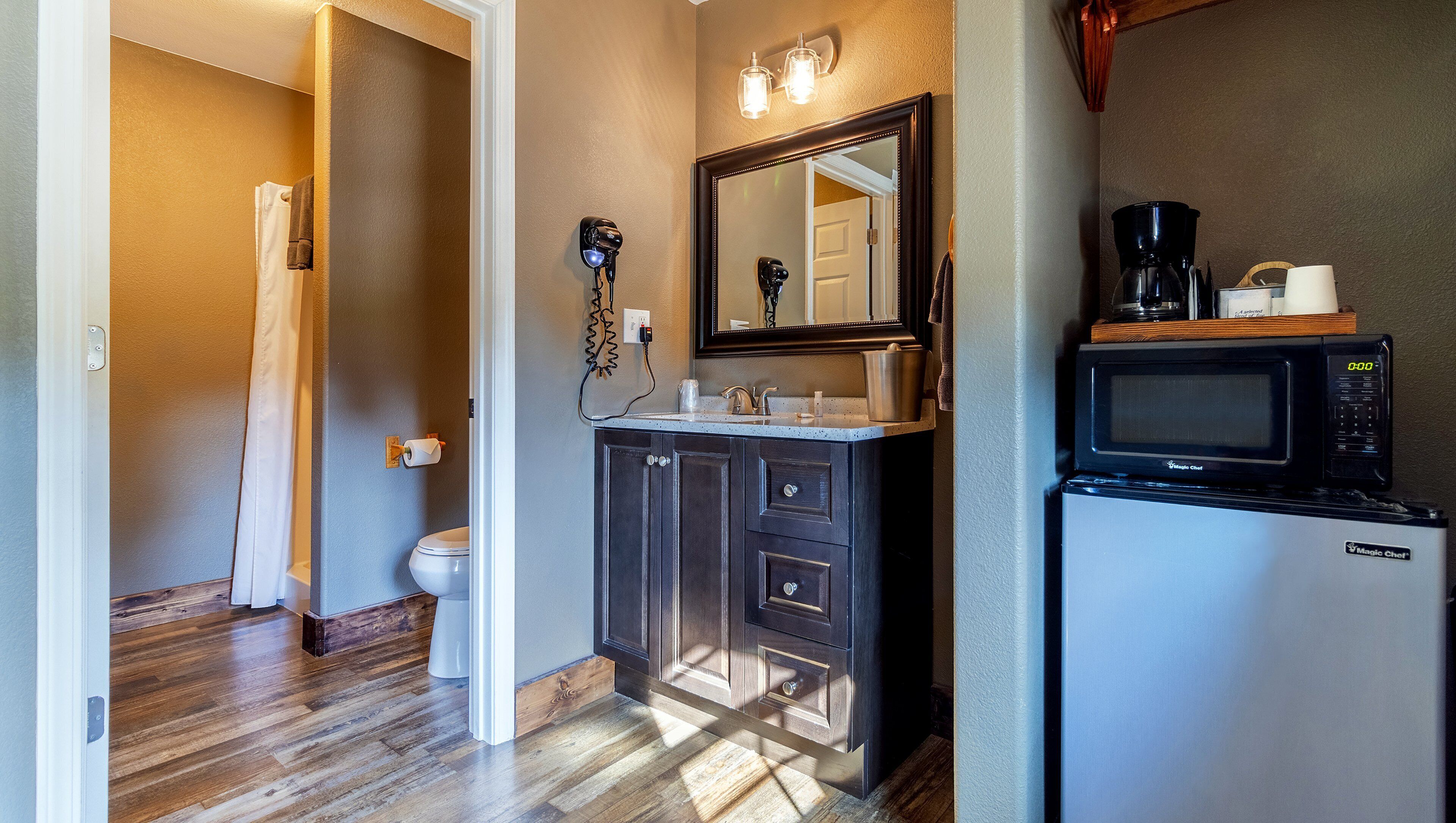 cabin, 1 queen bed, non smoking | bathroom | shower, free toiletries, hair dryer, towels