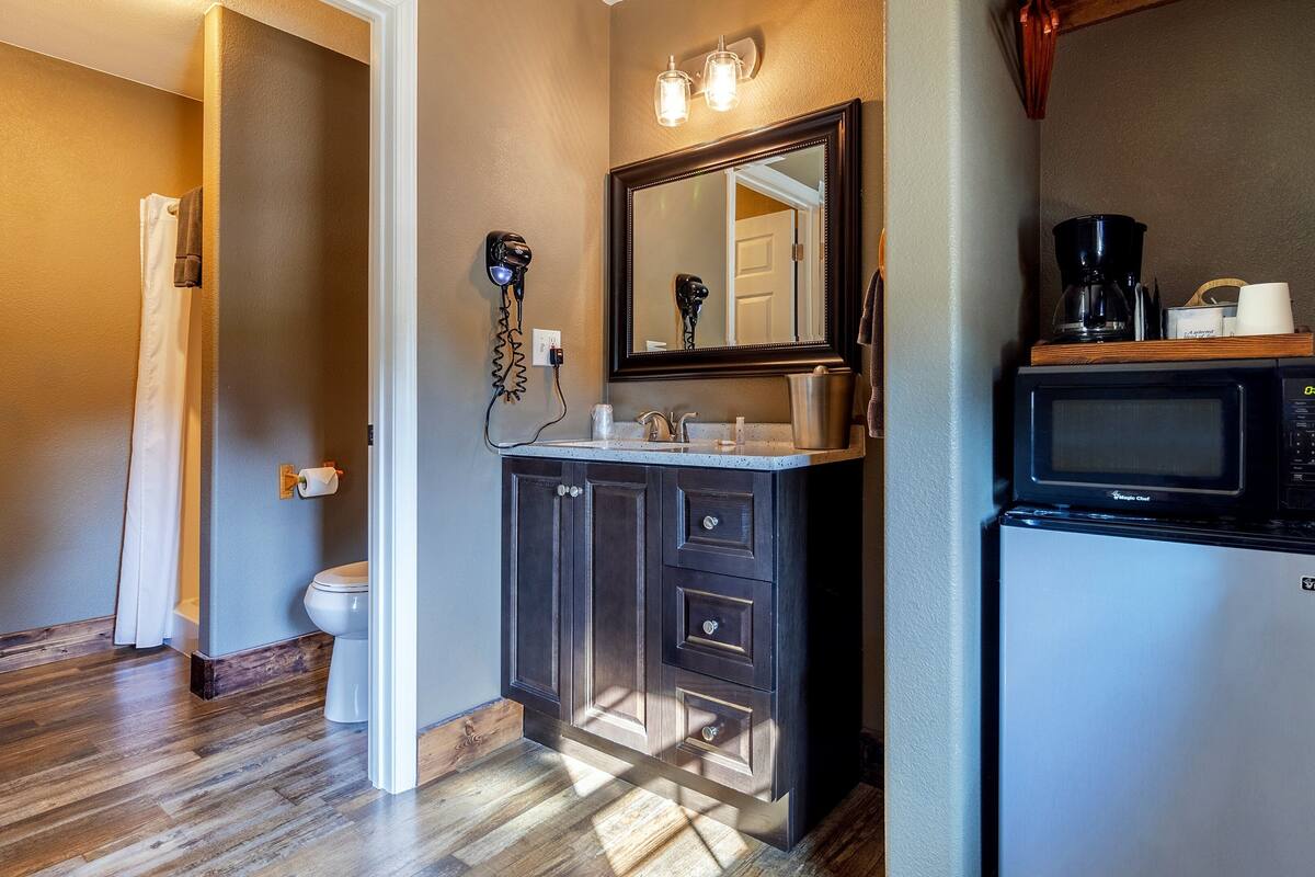 cabin, 1 queen bed, non smoking | bathroom | shower, free toiletries, hair dryer, towels