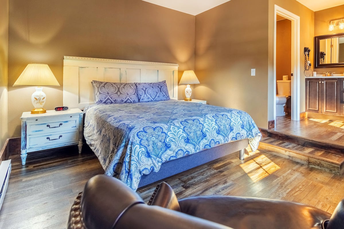 Huisje, 1 queensize bed, niet-roken (Two Queen Beds Cabin) | Verduisterende gordijnen, een strijkplank/strijkijzer, extra bedden