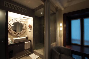 Suite Teresa | Bathroom | Shower, rainfall showerhead, designer toiletries, hair dryer