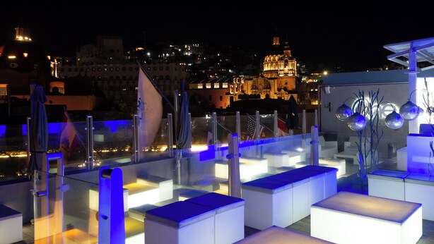 Une terrasse sur le toit, dotée d’espaces de détente modernes et offrant une vue panoramique sur la ville.