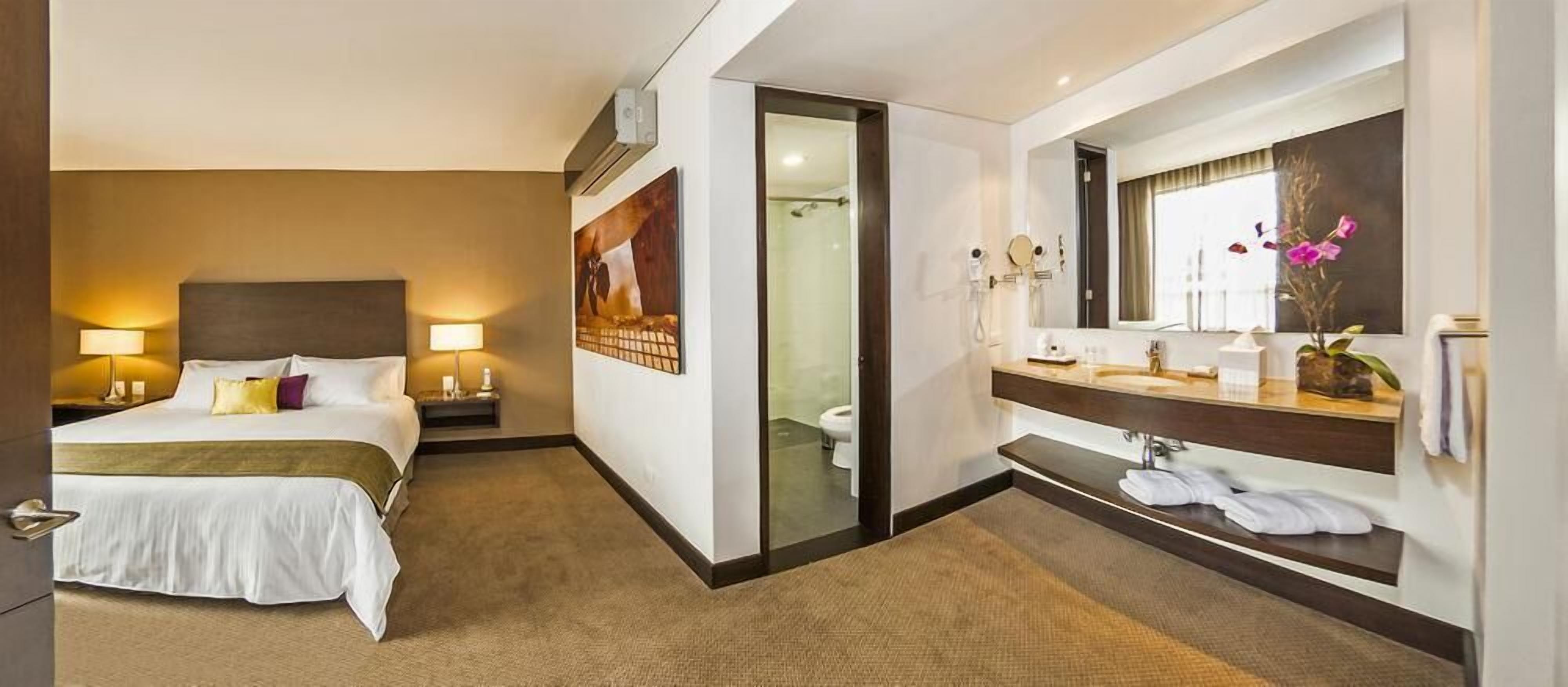 Ropa de cama de alta calidad y caja de seguridad en la habitación 