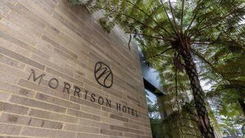 Un muro de ladrillo con el texto 'MORRISON HOTEL' y un logotipo.