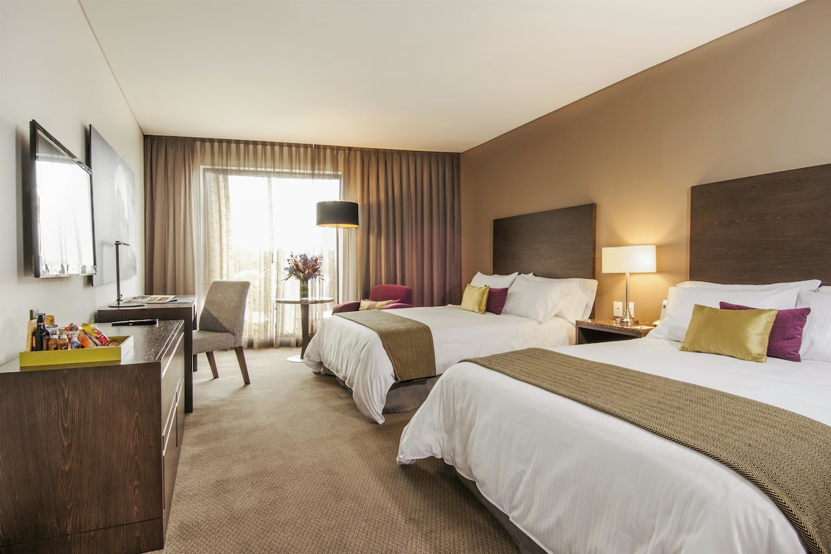 Superior-Zimmer, 2 Doppelbetten | 1 Schlafzimmer, hochwertige Bettwaren, Zimmersafe, Schreibtisch