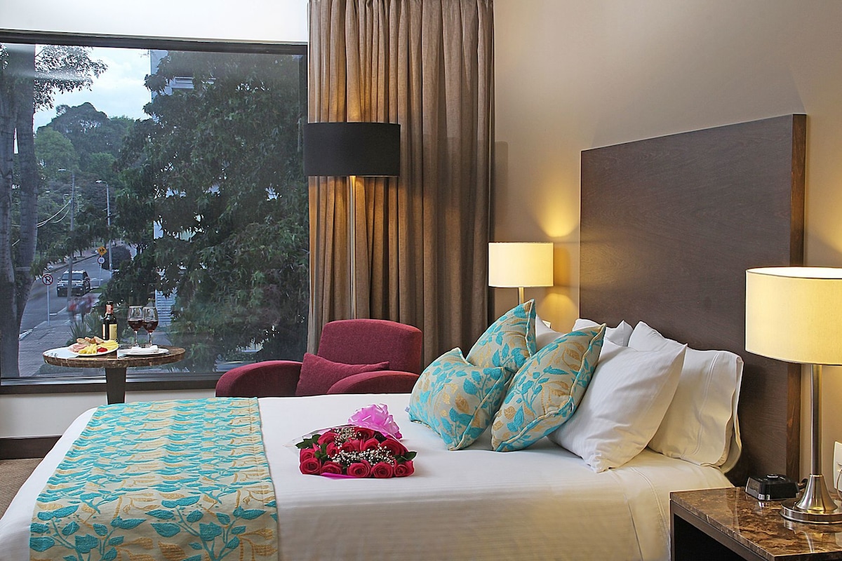 Premium bedding, in-room safe, desk, laptop workspace