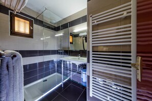 Douche, douche à « effet pluie », sèche-cheveux, serviettes fournies