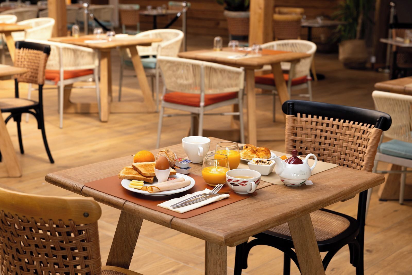 Petit déjeuner buffet (14 EUR par personne)