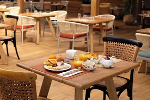 Petit déjeuner buffet (14 EUR par personne)