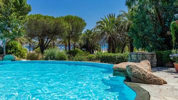 Outdoor pool, pool loungers