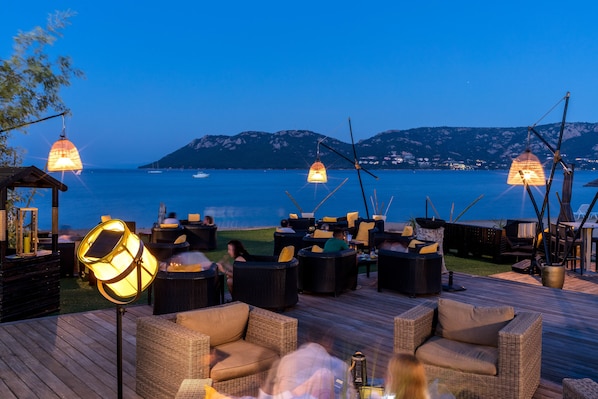 Petit déjeuner et déjeuner servis sur place, spécialités Cuisine locale