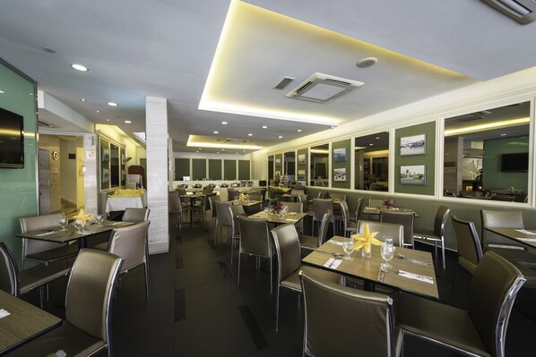 Daily buffet breakfast (MYR 24 per person)