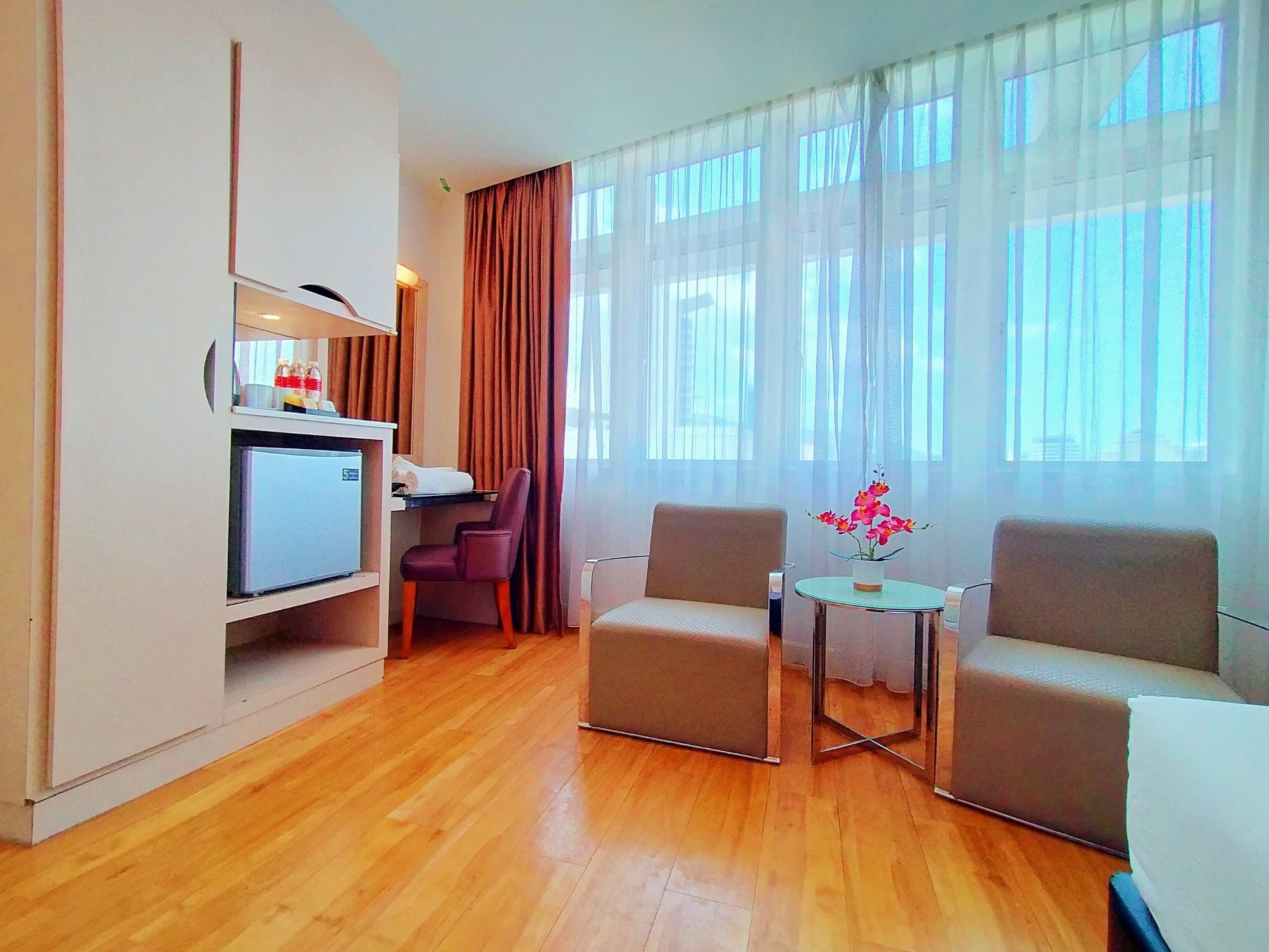 Minibar, in-room safe, desk, free WiFi