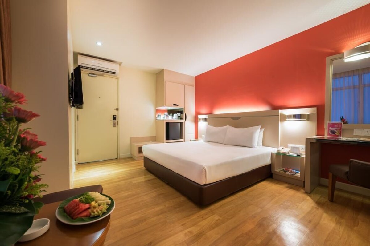 Minibar, in-room safe, desk, WiFi (free)