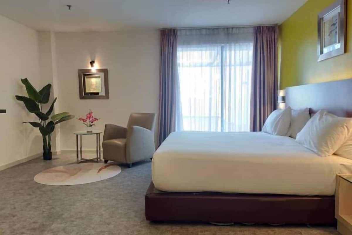 Minibar, in-room safe, desk, free WiFi