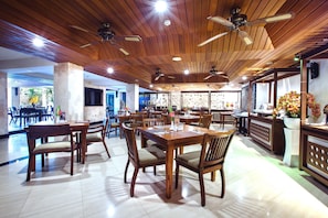 Petit déjeuner, déjeuner et dîner servis sur place, vue sur le jardin