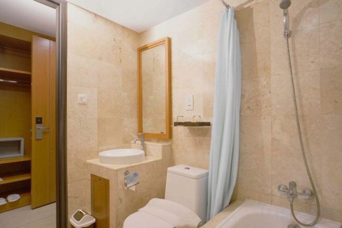 Free toiletries, hair dryer (on request), slippers, towels