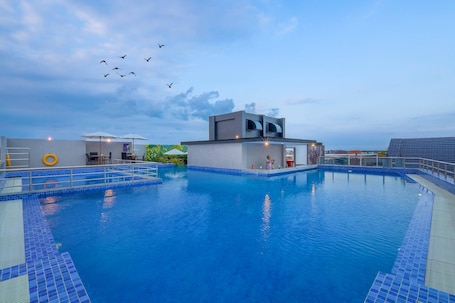 Outdoor pool, pool umbrellas, sun loungers