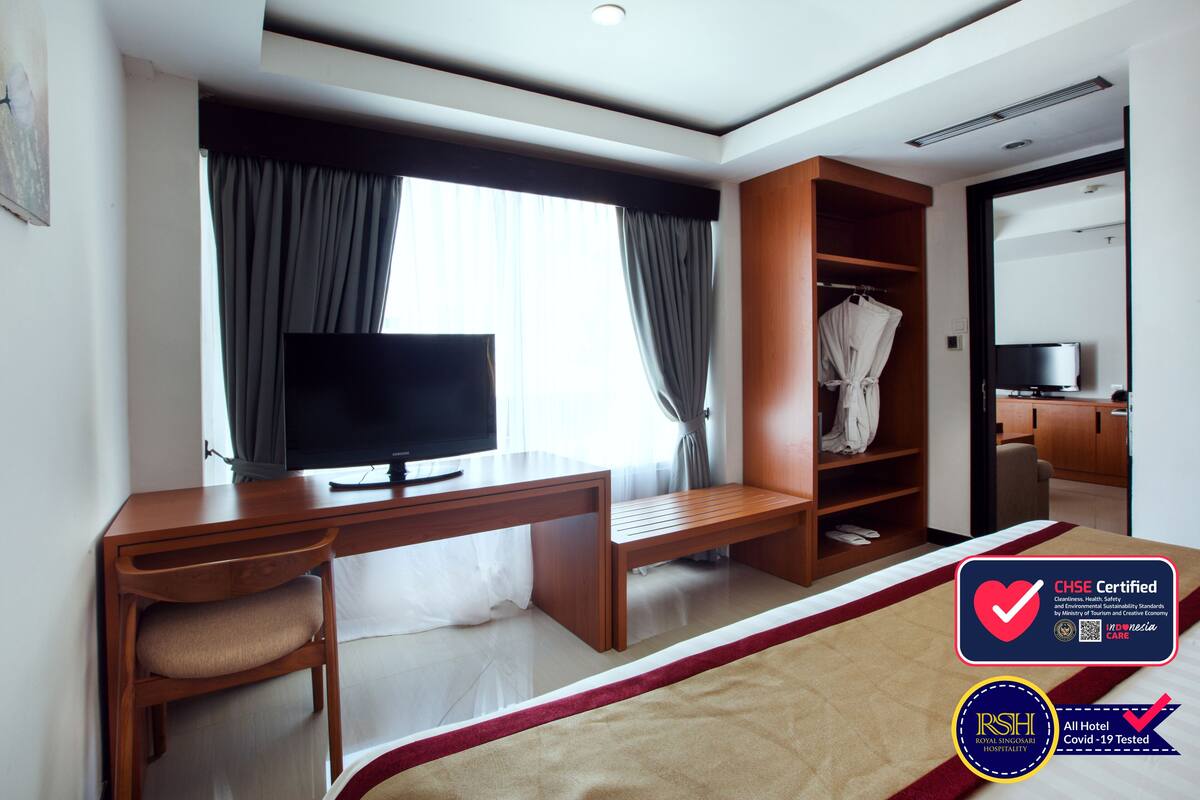 Suite Room with City View | خزنة داخل الغرفة ومكتب وستائر تعتيم ومكواة/لوح كي