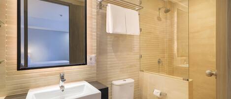 Ein modernes Badezimmer mit einem großen Waschbecken, Toilette und einer Duschkabine.