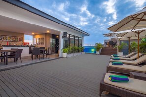 Outdoor pool, pool umbrellas, pool loungers - Royal Regantris Kuta  (Kuta)