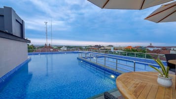 Piscina externa, guarda-sóis, espreguiçadeiras