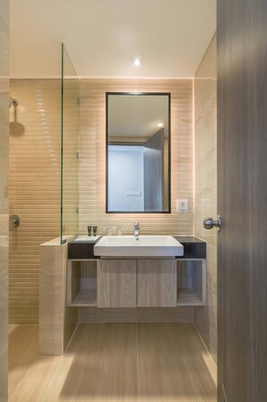 Junior-Suite | Badezimmer | Kostenlose Toilettenartikel, Haartrockner, Hausschuhe, Handtücher