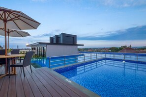 Outdoor pool, pool umbrellas, sun loungers - Royal Regantris Kuta  (Kuta)