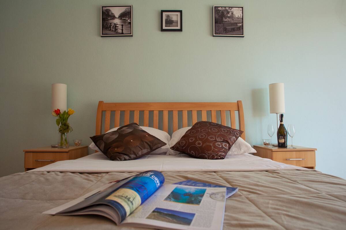 Suite estudio, balcón, vista al mar | Sábanas de algodón egipcio, camas con pillow-top y insonorización